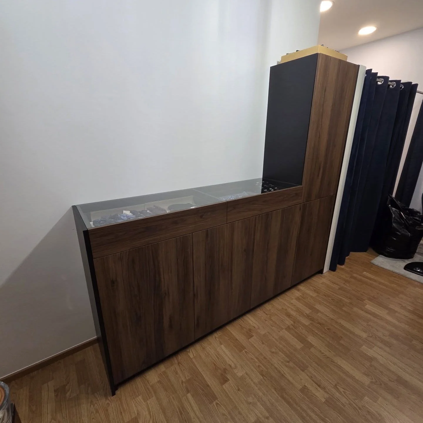 Fabrication et pose d'un meuble vitrine et penderie d'exposition