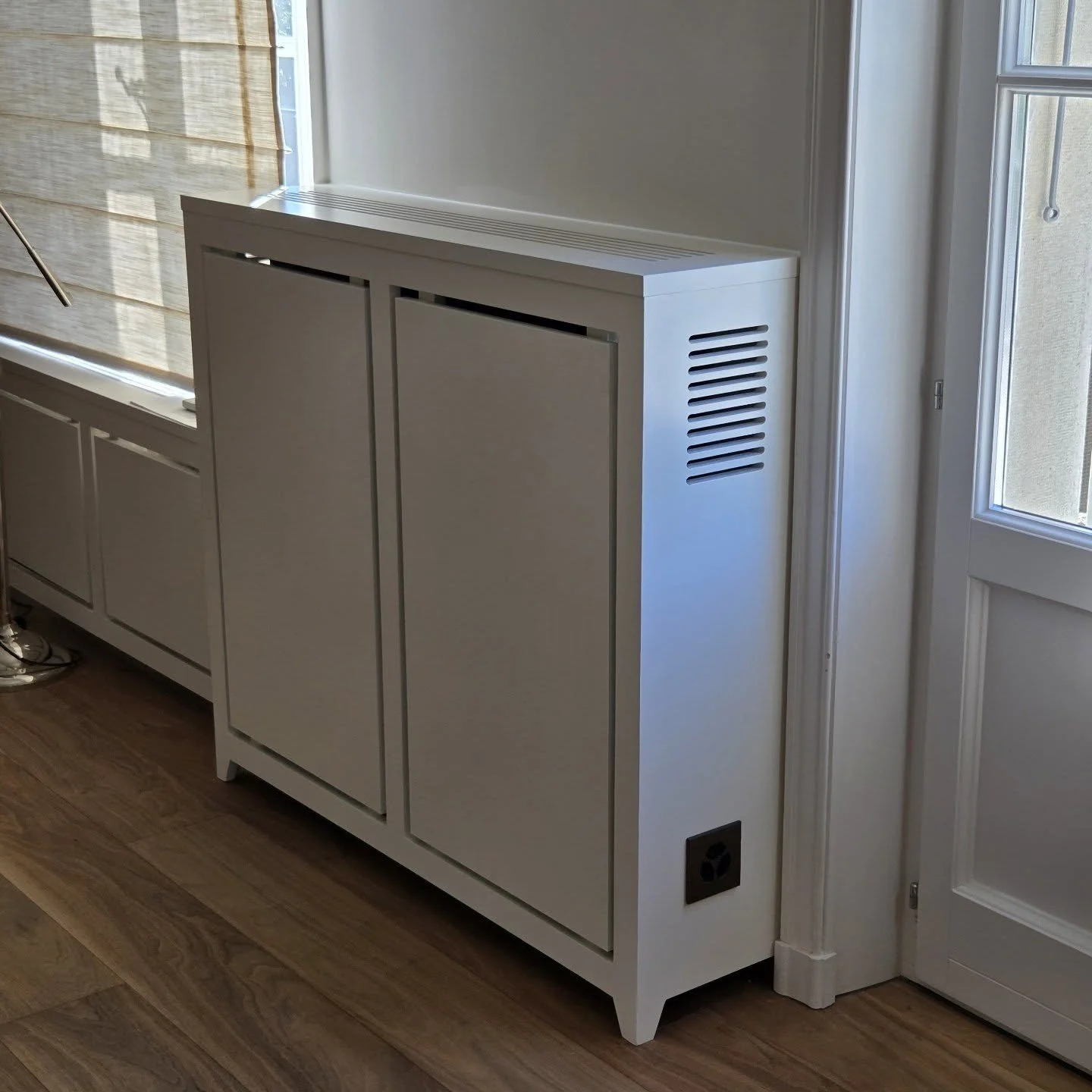 Fabrication et pose d'un cache clim MDF laqu&eacute; blanc