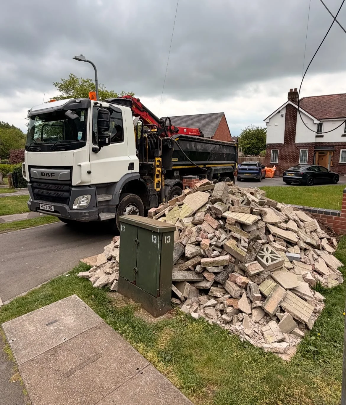 ☀️ Bank Holiday Monday 

End of job clearance yesterday in Wythall 🧱🚛

From concrete and brick to soil and green waste, we keep your jobs moving with a straightforward, reliable grab hire service you can count on. No skips, no waiting around &mdash