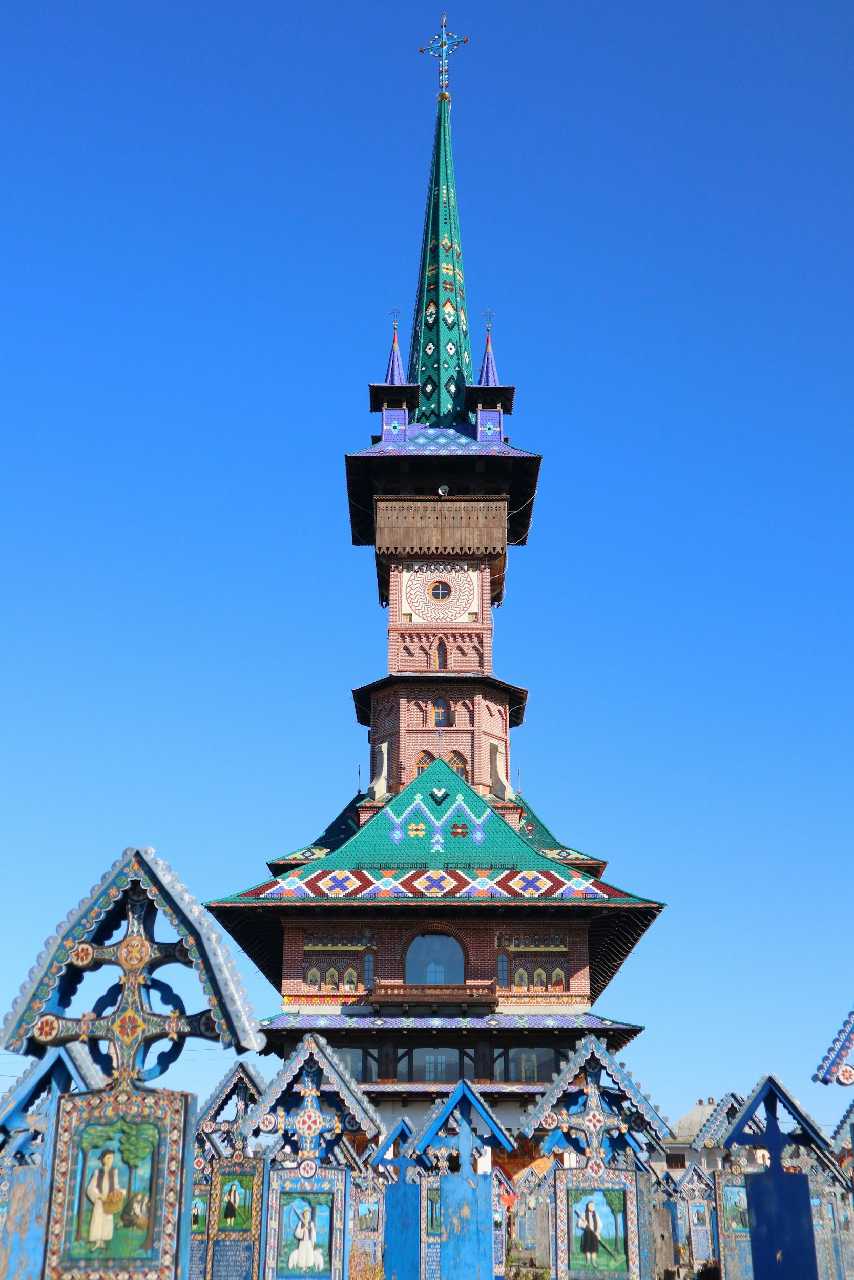 Una iglesia con estructuras de colores vivos y detalles arquitectónicos elaborados, con un cielo despejado de fondo.