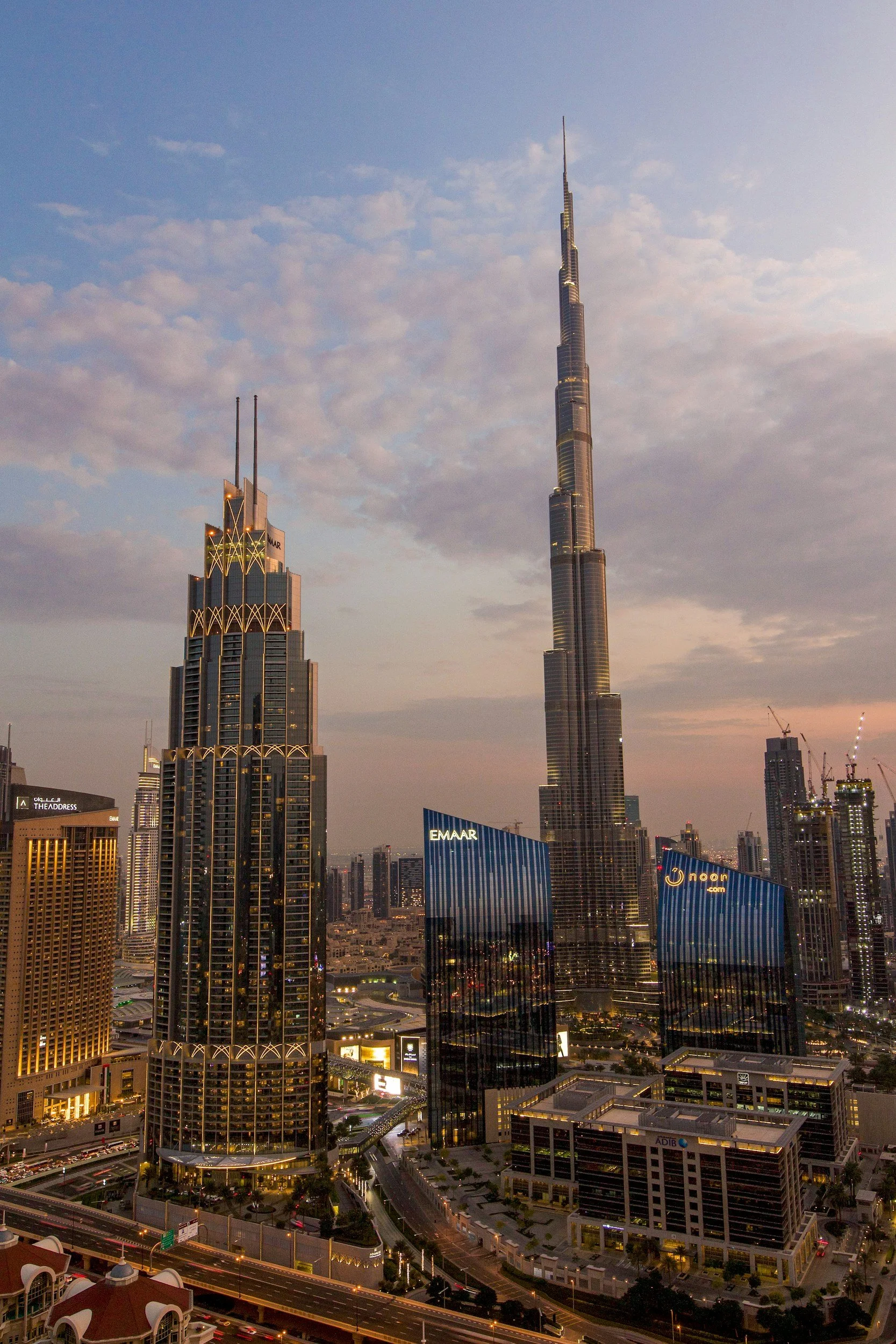 Vista de tarde en Dubái con el edificio Burj Khalifa y otros edificios altos