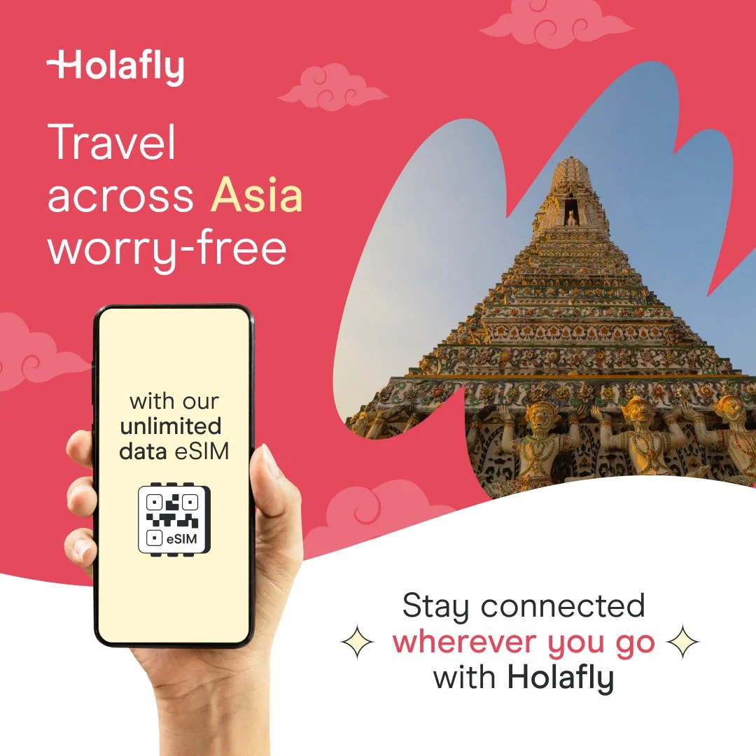 Publicidad de Holafly mostrando un teléfono móvil con un código QR y un texto que dice 'Con nuestra eSIM de datos ilimitados' y una imagen de un templo en Asia, con el fondo en tonos rosados y nubes. Texto adicional en inglés: 'Mantente conectado dondequiera que vayas con Holafly'.