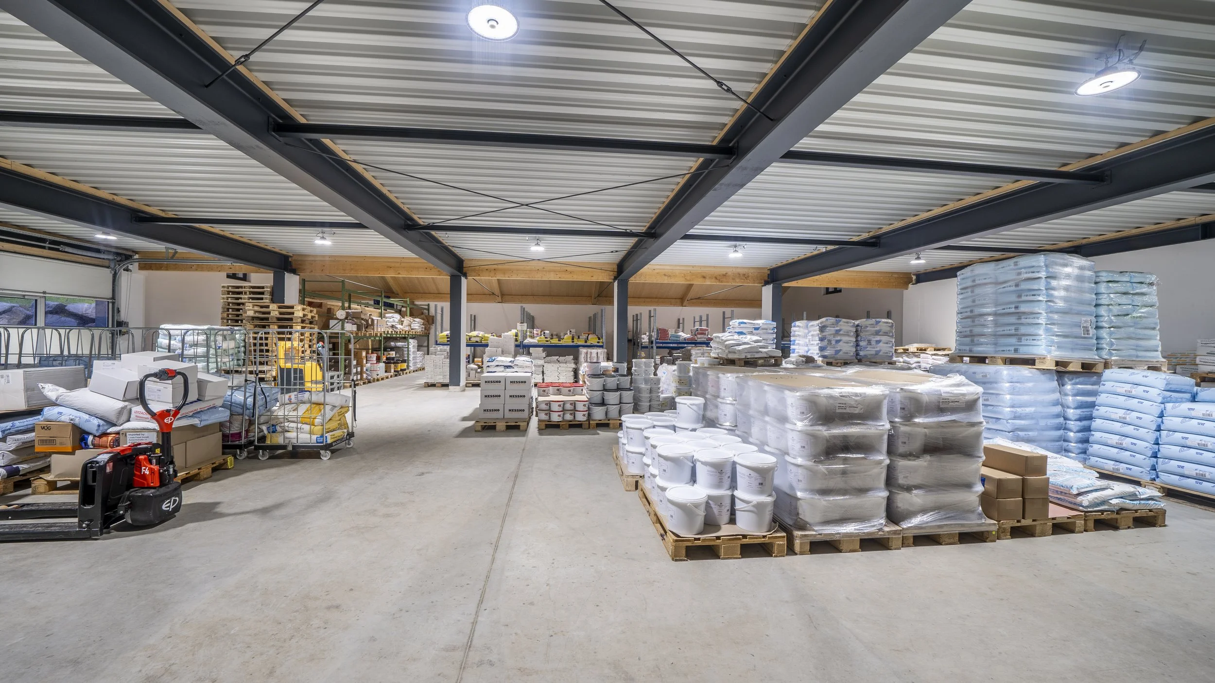 Innenansicht eines Lager - Anton Mayer