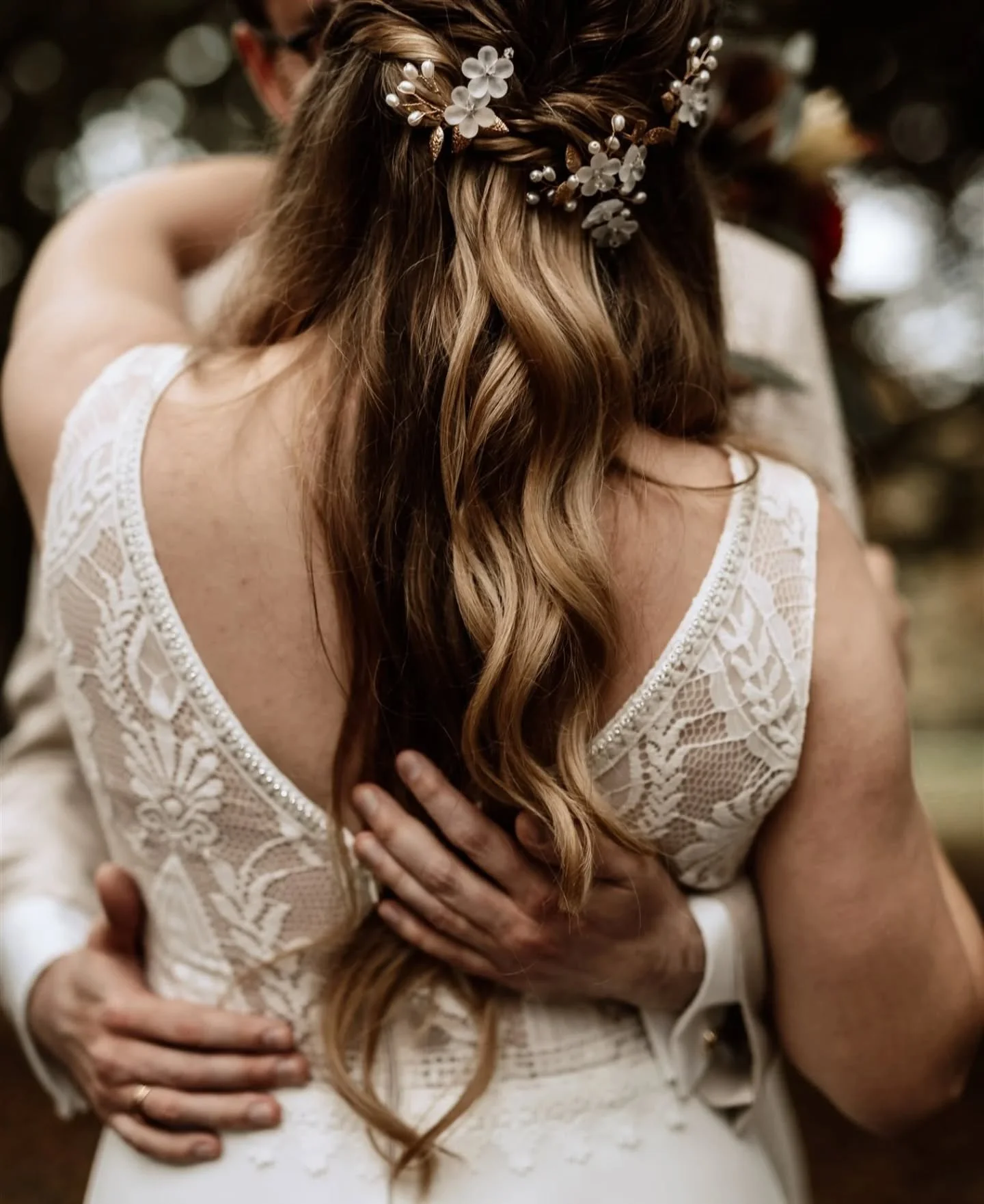 Hach - was ein Traumkleid 💫 
.
.
.
.
.
@lotta.haas 
@fabian_haas__ 
@brautschmiede 
@biedermeierhotel 
@eventhousedortmund 
@wandelbar_by_fenja 
@bolleofficial 
@biedermeierhotel 
#weddingseason2026 #weddingseason2027 #weddingbox #hochzeit2027 #hoch