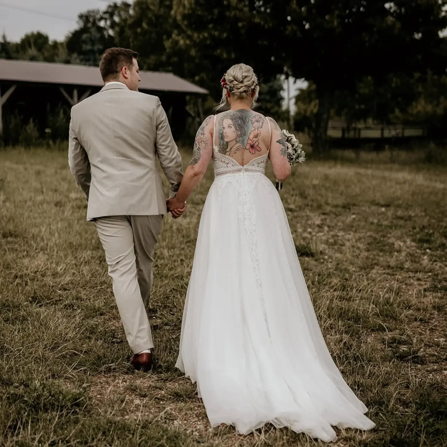 So ein sch&ouml;ner, tiefer R&uuml;ckenausschnitt.
Bei den coolen Tattoos sollte er auch unbedingt gezeigt werden🔥
.
.
.
.
.
#hochzeitsfotos #hochzeitssaison2026 #brautkleid #brautstrau&szlig; #brautschmiedekleid 
HOCHZEITSKLEID
BRIDETOBE
WEDDINGSEA