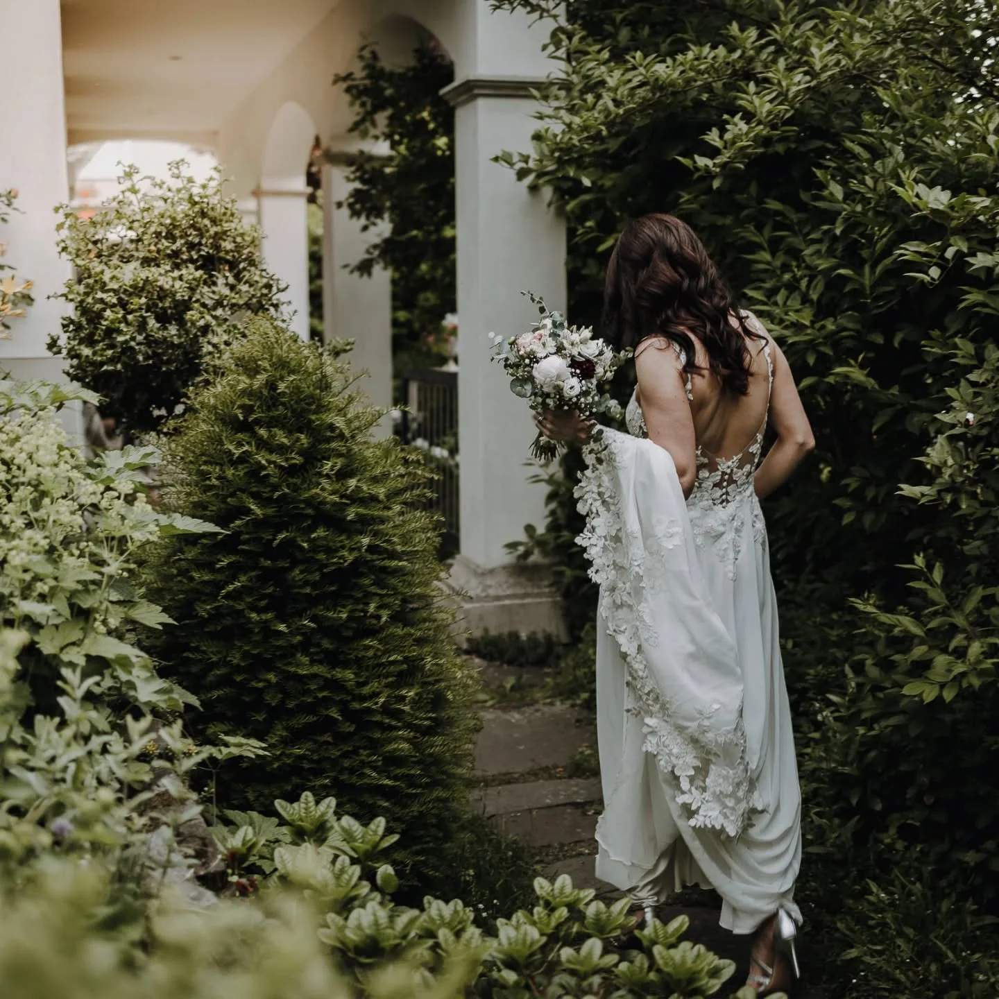 Ein unbemerkter Moment, ein kleiner Lichteinfall und ein m&auml;rchenhaftes Kleid mit tiefem R&uuml;cken 🔥 
Genau diese verborgenen Schnappsch&uuml;sse werten jede Reportage auf 🤞✨ 
.
.
.
.
.
#brautblueteduesseldorf #luxuryweddingphotographer #mode