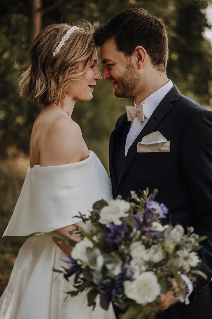 Brautpaar glücklich natürlich, brautkleid klassisch, Brautstrauß modern, Bräutigam Dortmund, Tyde Dortmund, Hochzeitsshooting authentisch, Lieblingsformat Foto, Boho vibe