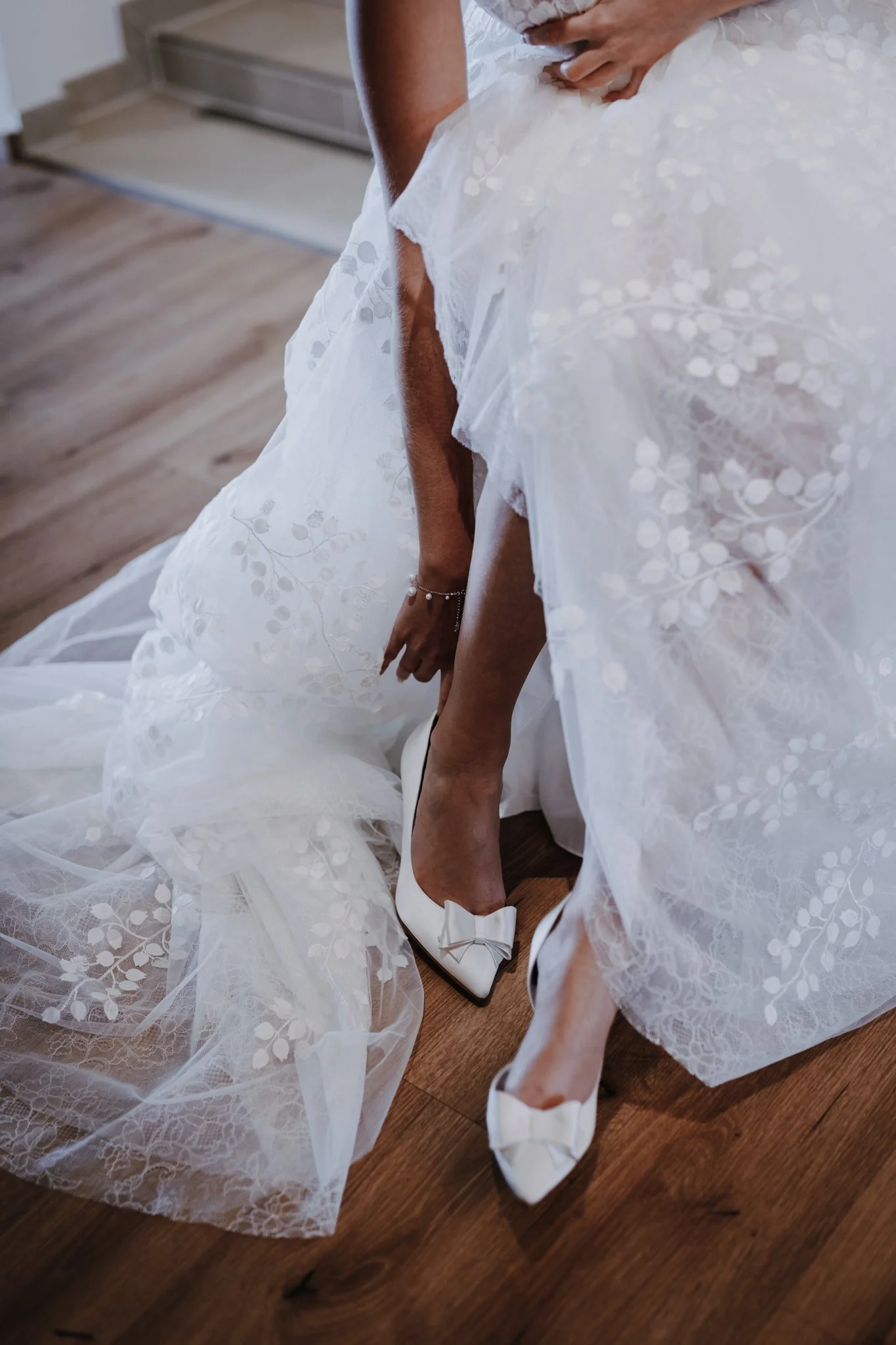 Getting ready, brautkleid, Purino Köln, weiße Liebe Brautkleider