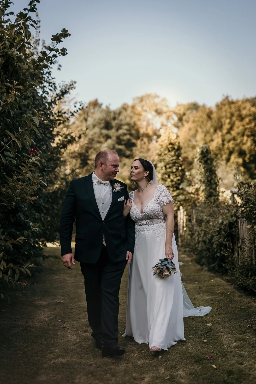 Brautpaar glücklich echt, Happy Brautpaar, Hochzeitspaar authentisch, natur, draußen, outdoorshooting, sunset dortmund