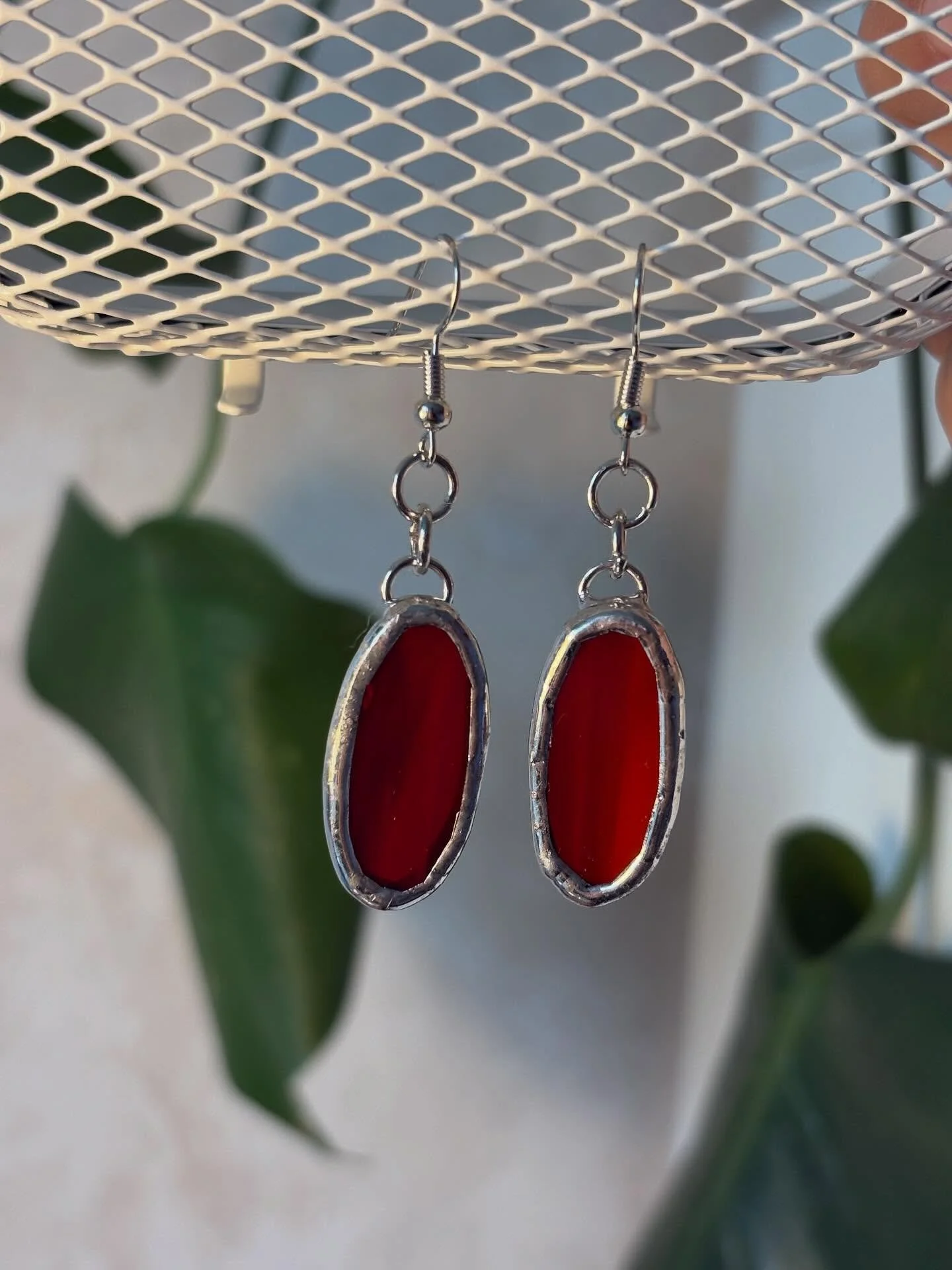 I tried something new and made these earrings as a birthday present for one of my friends. I think they turned out very cute and suit her really well! ❤️ 

&bull;
&bull;
&bull;
&bull;
&bull;
&bull;

#stainedglass #stainedglassart #glassart #glass #su