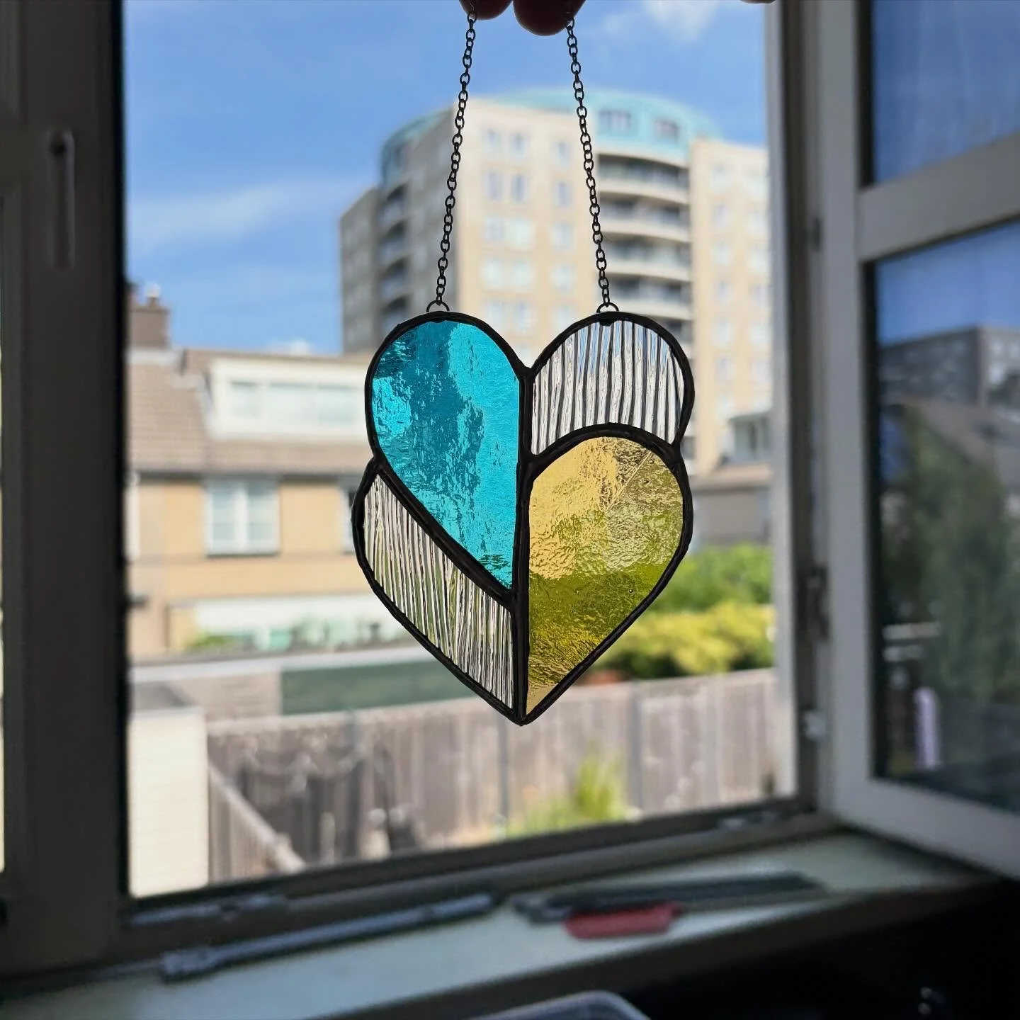 A little while ago I made these two sets of hearts as gifts. The dubble heart as a wedding gift and the other one as an anniversary gift. ❤️

&bull;
&bull;
&bull;
&bull;
&bull;
&bull;

#stainedglass #stainedglassart #glassart #glass #suncatcher #stai