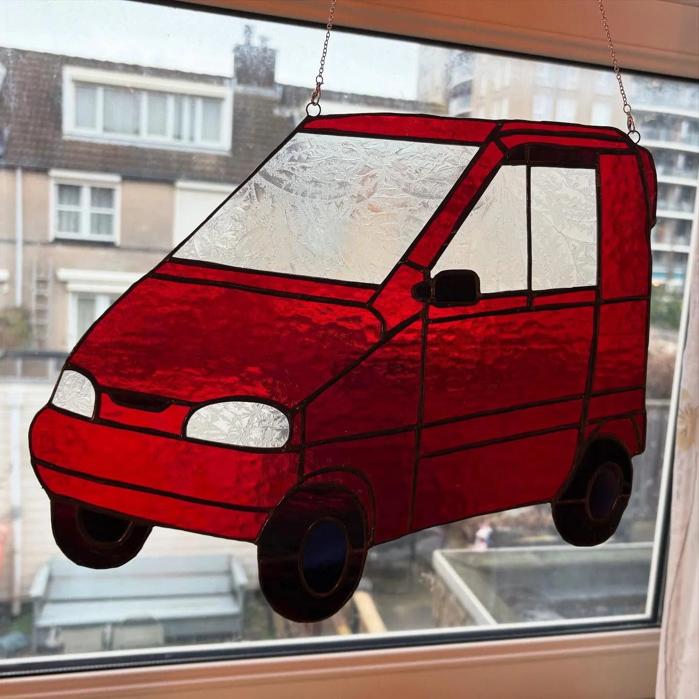 This is my biggest piece yet. I took a course at Bizar GlassArt to improve my Tiffany skills. It was a great experience and I learned so much during these weeks. For everyone who doesn&rsquo;t know what it is, it&rsquo;s a Canta. A small vehicle that