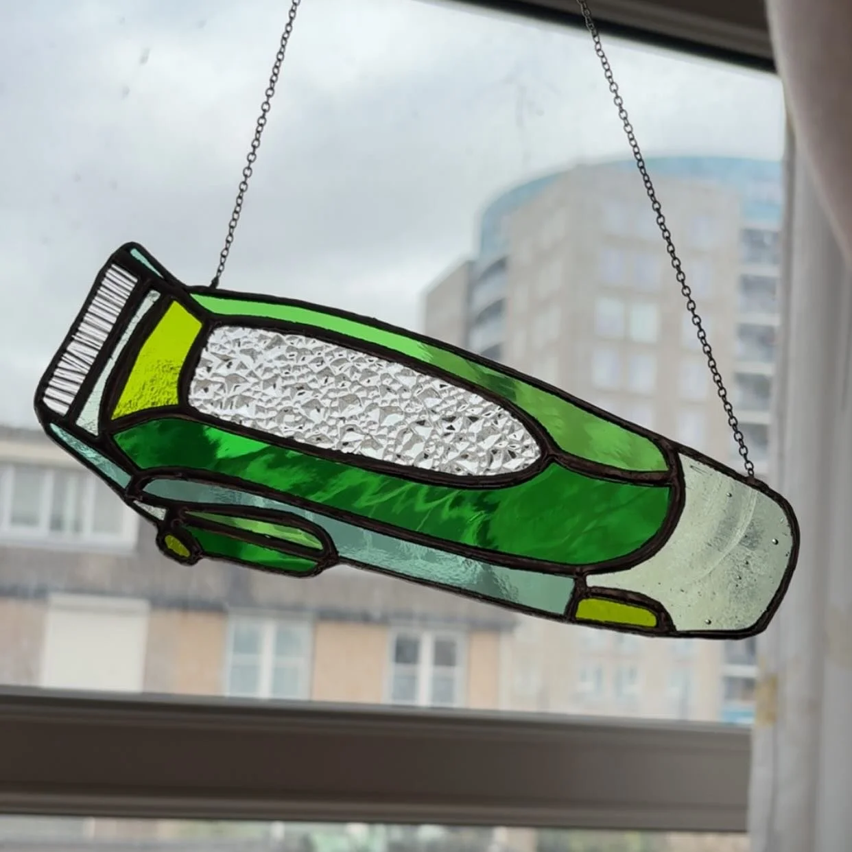 One of my friends really wanted a cool piece for their workspace so I made them a hair clipper. As you probably already guessed, they are a hairdresser. 💚

&bull;
&bull;
&bull;
&bull;
&bull;
&bull;

#stainedglass #stainedglassart #glassart #glass #s