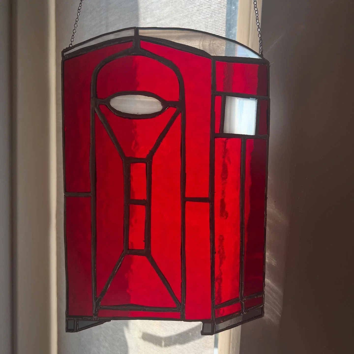 One of my teachers at the academy requested if I could make another Dixi in red for him, so I did! 

&bull;
&bull;
&bull;
&bull;
&bull;
&bull;

#stainedglass #stainedglassart #glassart #glass #suncatcher #stainedglassartist #stainedglasspattern #hand