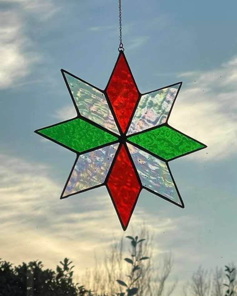 For my birthday I got gifted a Cricut machine and I wanted to give it a try with an easy design. I know my mom really likes Christmas decorations, so as an early Christmas gift I made her this lovely star!
&bull;
&bull;
&bull;
&bull;
&bull;
&bull;

#