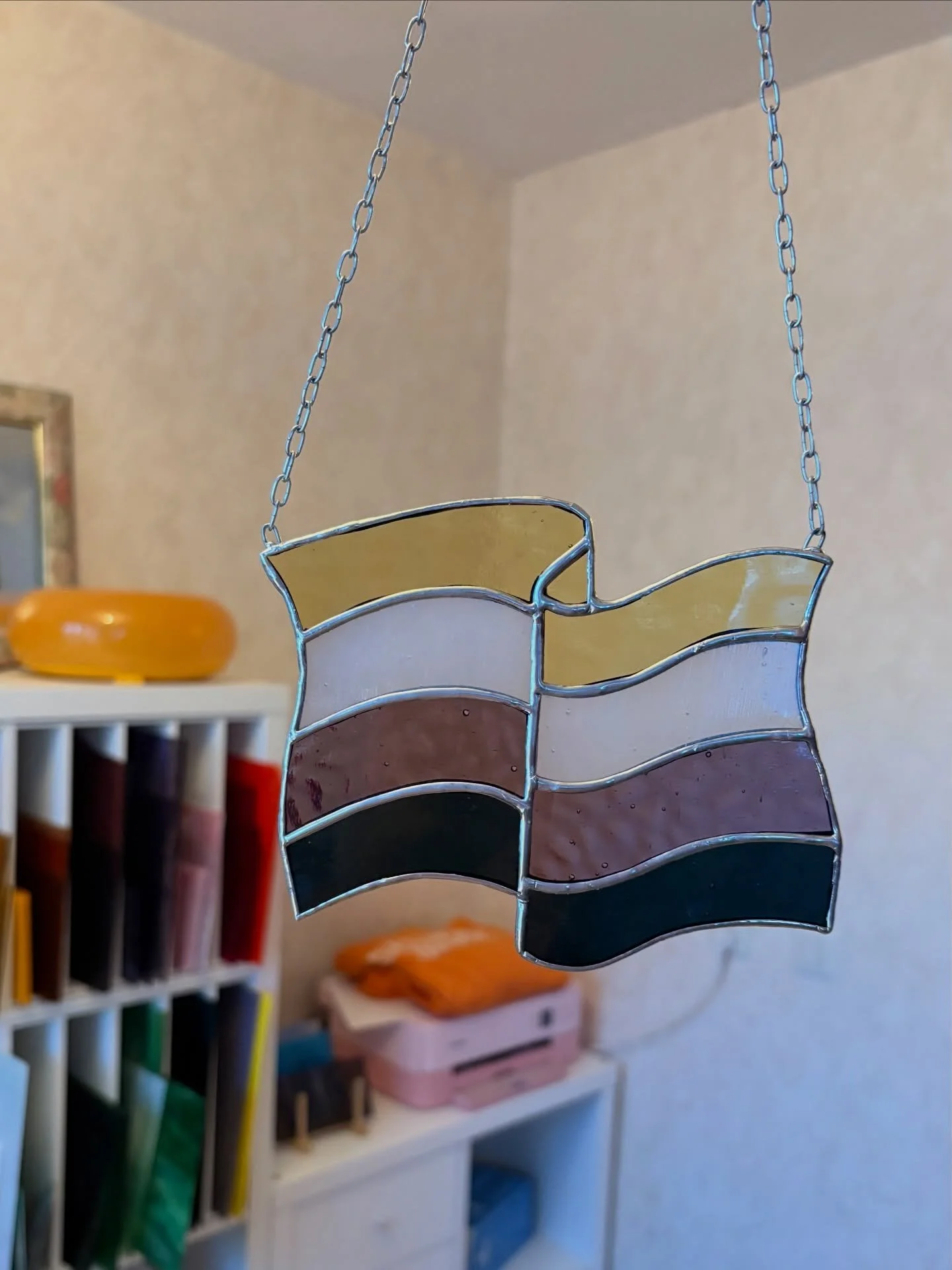 Laatst maakte ik een non-binaire vlag als cadeautje voor een van mijn beste vrienden. Voor de @showyourselfmarket waar ik 4 juli te vinden ben ga ik ook een aantal pride vlaggetjes maken! 

A while back I made this non-binary flag as a gift for one o