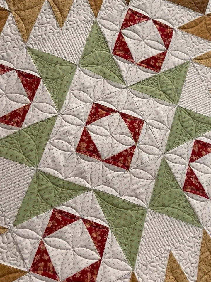 Gestern bin ich mit dem Custom Quilting fertig geworden. Danke f&uuml;r den tollen Auftrag an @patchwork_heidi 

#quilting#passion#customized#quiltersofinstagram#love