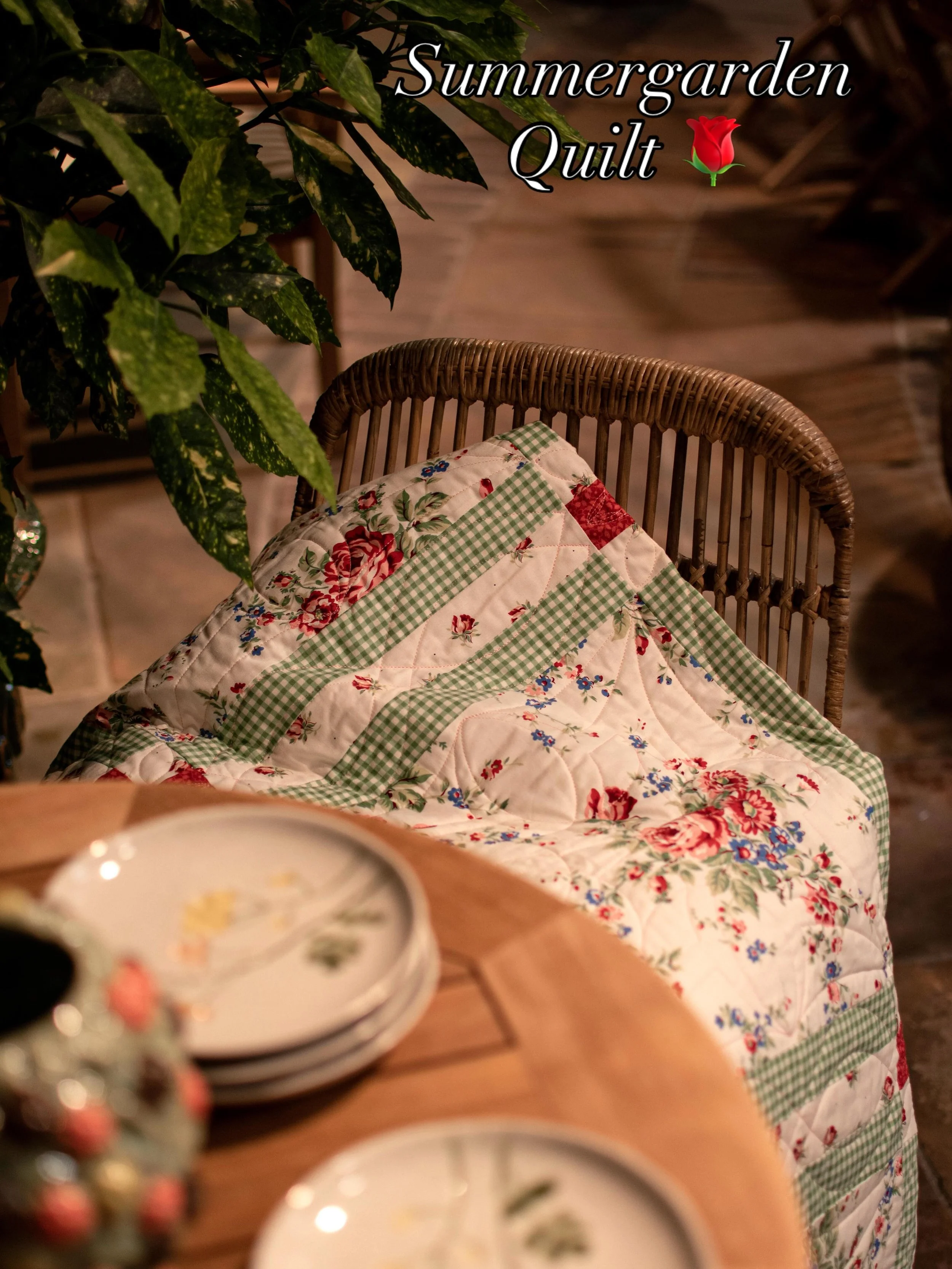 Manche R&auml;ume brauchen keine Dekoration. 
Sie brauchen einen Quilt. 

Ich stelle mir vor, wie dieser Quilt an einem sp&auml;ten Sommerabend &uuml;ber einer Sessellehne liegt. Das Licht wird weich, die Gespr&auml;che leiser. 

F&uuml;r mich sind Q