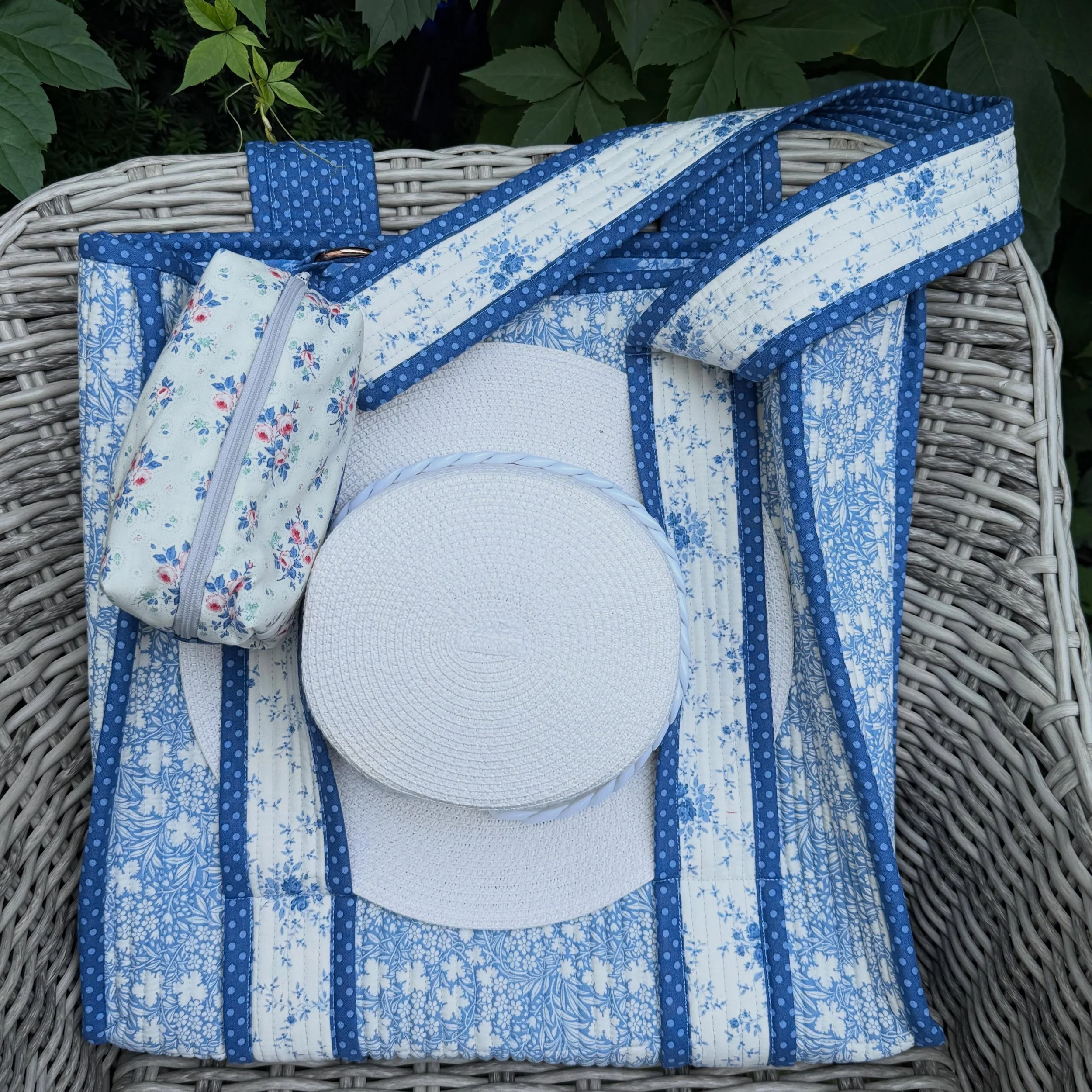 🌿 NEW &ndash; Summer Garden Market Bag 🌿

Manche Projekte machen einfach gl&uuml;cklich.

Die Summer Garden Market Bag ist aus meiner Liebe zu wundersch&ouml;nen Stoffen und zeitlosem Patchwork entstanden &ndash; eine Tasche, die dich viele Sommer 
