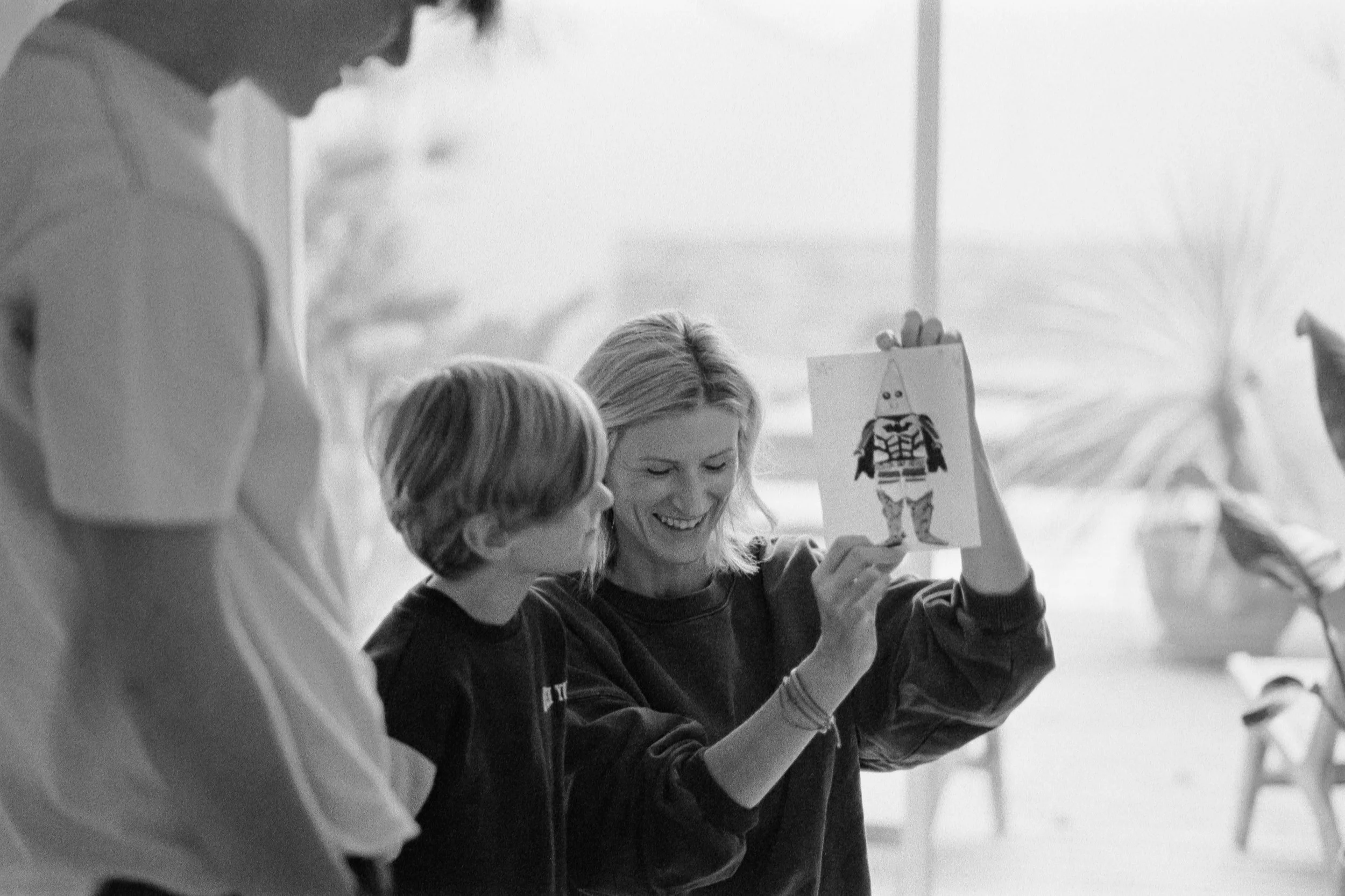 Maman montrant son dessin dans les Yvelines