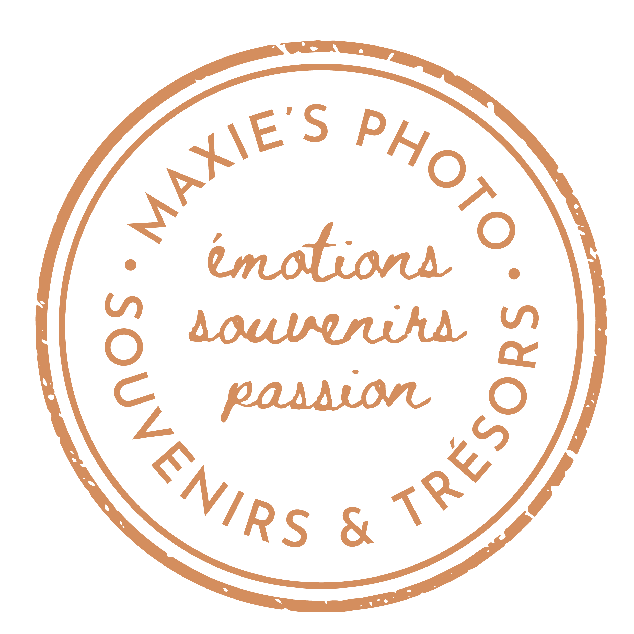 Logo rond avec texte en français indiquant 'Maxie's Photo' et 'Ouvres & Tresors' sur un fond noir, avec des mots 'émotions', 'souvenirs', 'passion' écrits au centre.