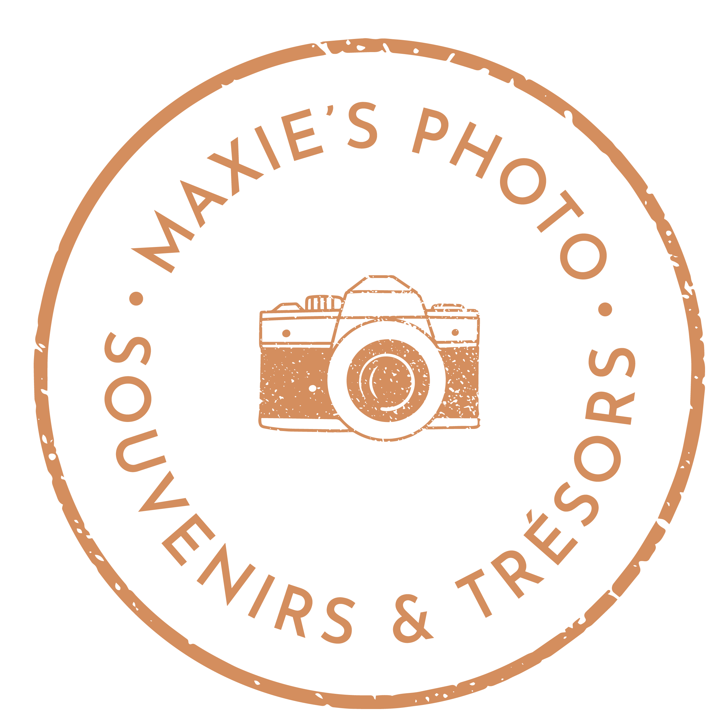 Logo rond noir avec une bordure beige. Au centre, une illustration beige d'un appareil photo. Autour, le texte en beige : 'MAXIE'S PHOTO' en haut et 'SOUVENIRS et TRESORS' en bas.