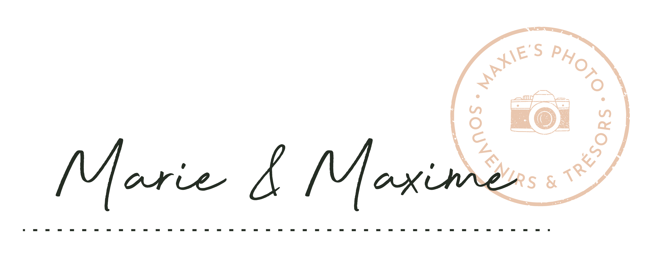Logo de Marie & Maxime, photographe, avec un badge rond orange contenant une caméra, et le texte 'Marie & Maxime' écrit en cursif.