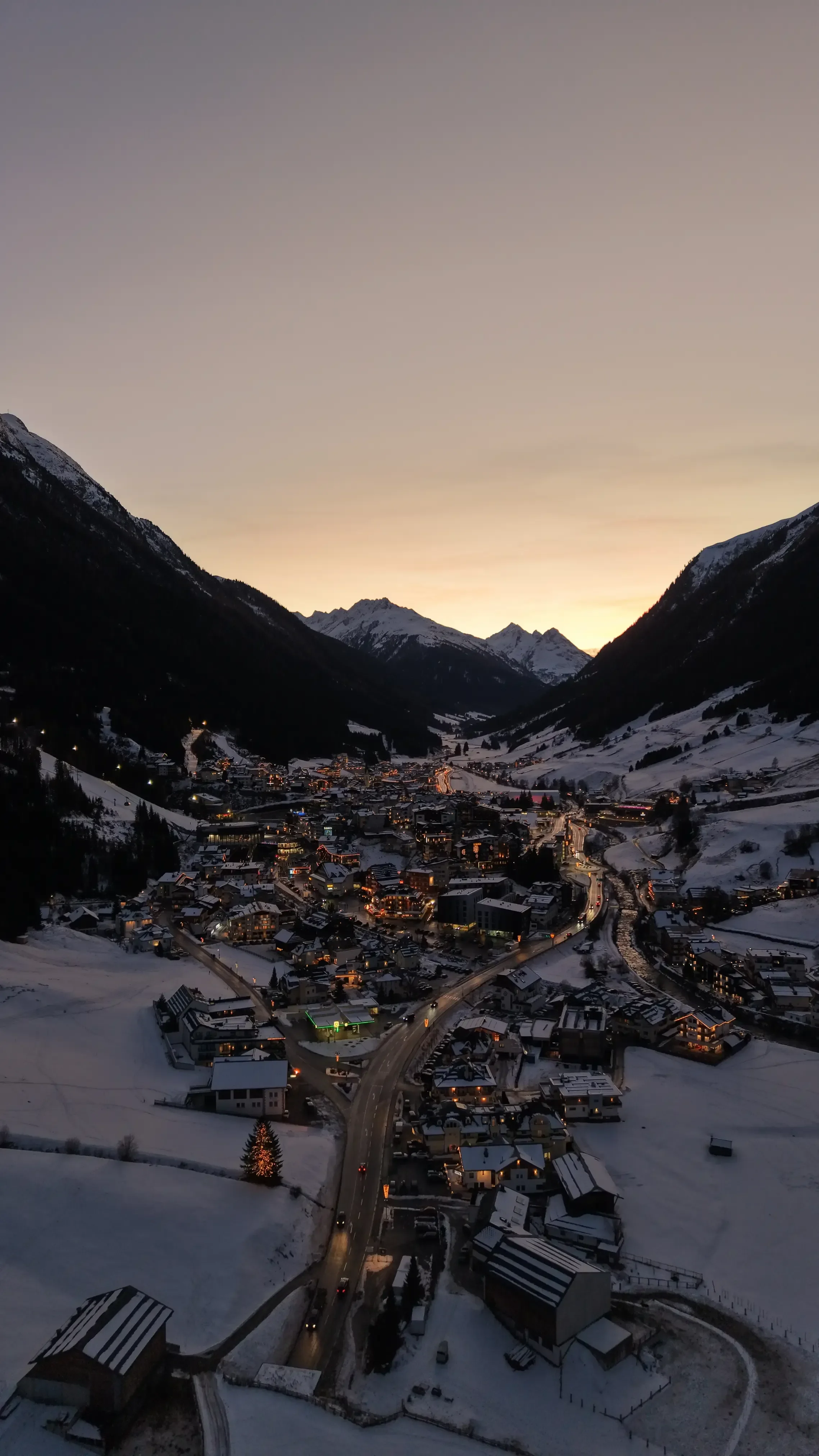 imgi_68_ischgl_ortsansicht_sonnenuntergang_3_.jpg.webp