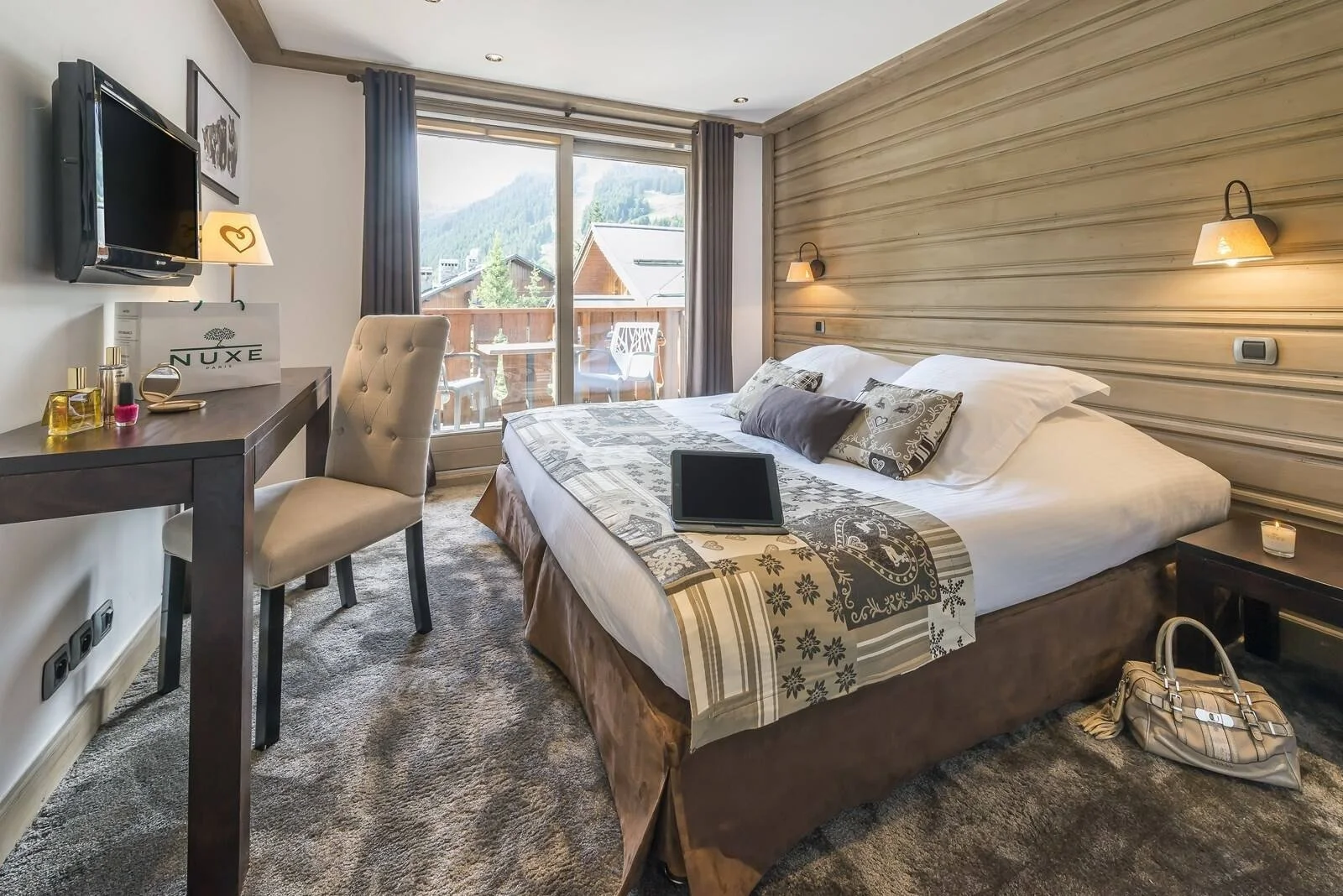 Double room with balcony views. Large room with alpine décor. Wooden walls, large double bed and desk.