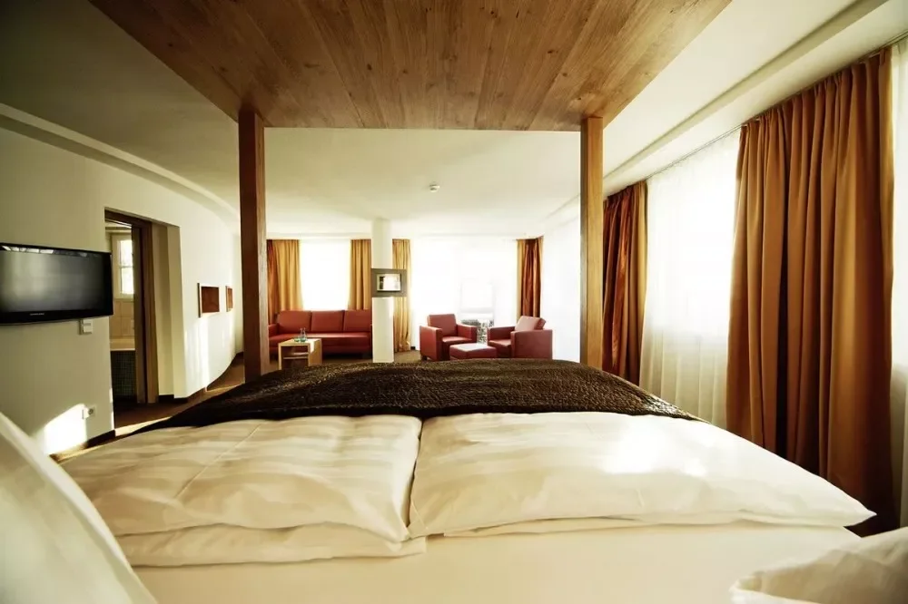 imgi_81_xturm-suite-klein.jpg.pagespeed.ic.o3JInwb6DO.webp