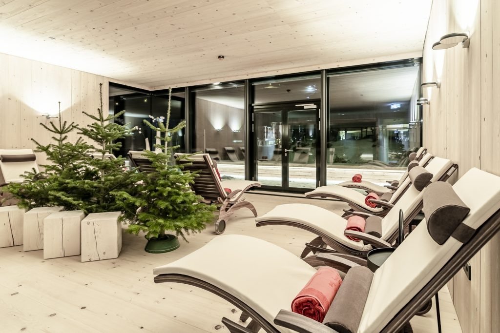 imgi_91_3-seen-innen-sauna-ruheraum-mit-tannenbaum-sorvillo-139-b6a1363-web-1024x683.jpg