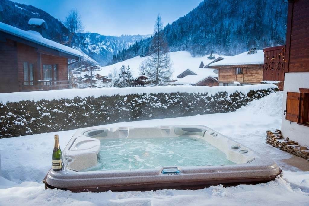 imgi_15_chalet-des-montagnes-outdoor-hot-tub-chalet-view-1024x683.jpg