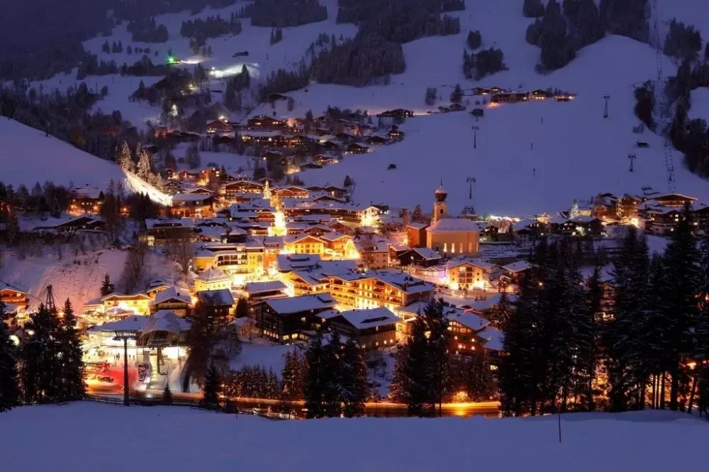 imgi_15_xSaalbach-Nacht-Dietmar-Sochor-2012-web-klein.jpg.pagespeed.ic.omiXgyogwb.webp