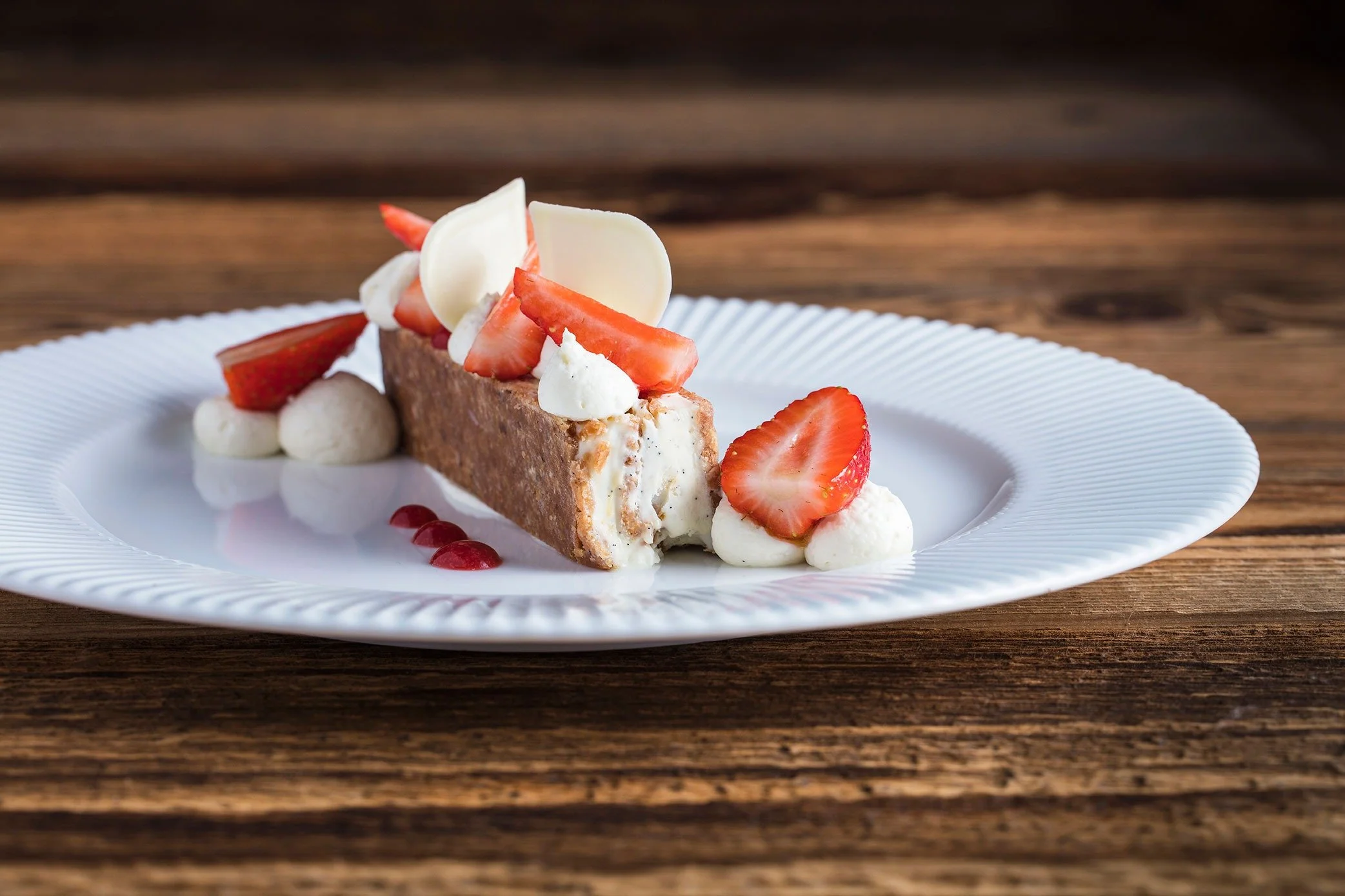 imgi_40_le-coeur-dessert-mille-feuille-glace-vanille-tahiti-fraise-de-region-huile-olive-4-bd_matthieu-cellard.jpg