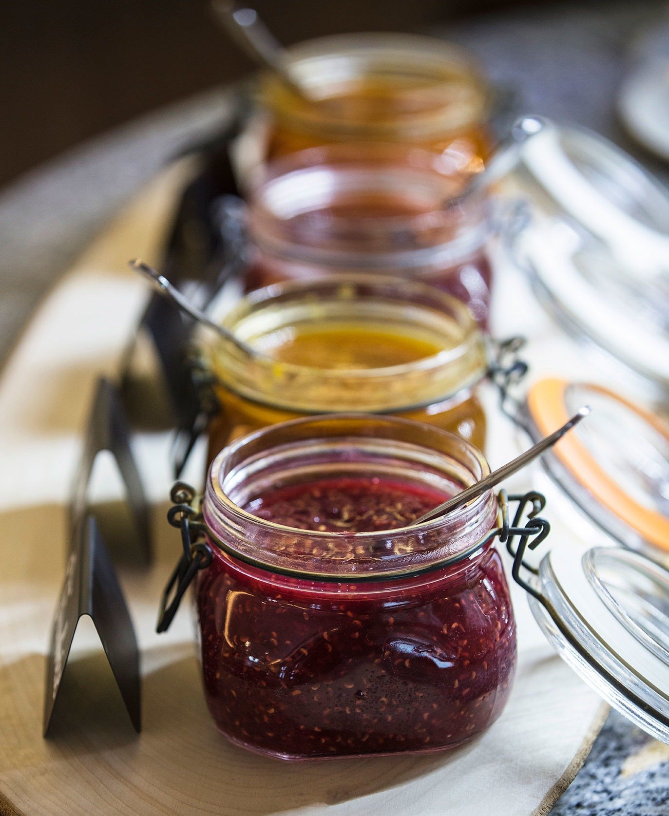 imgi_29_buffet-petit-dejeuner-ar-confitures-bd_matthieu-cellard-e1704379129972.jpg