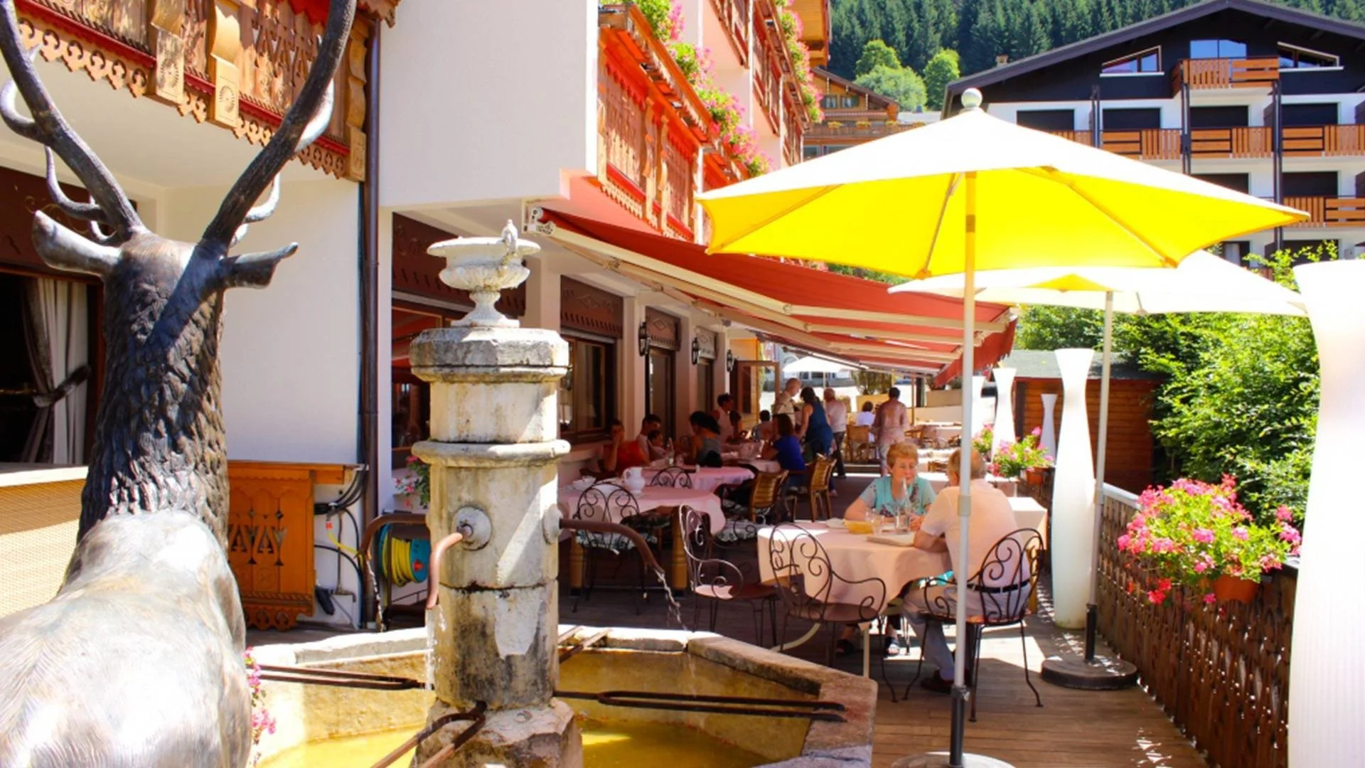 imageye___-_imgi_140_247__slideshow_xlarge__degustez-nos-petits-plats-du-buffet-du-monde-sous-le-soleil-de-chatel..jpg