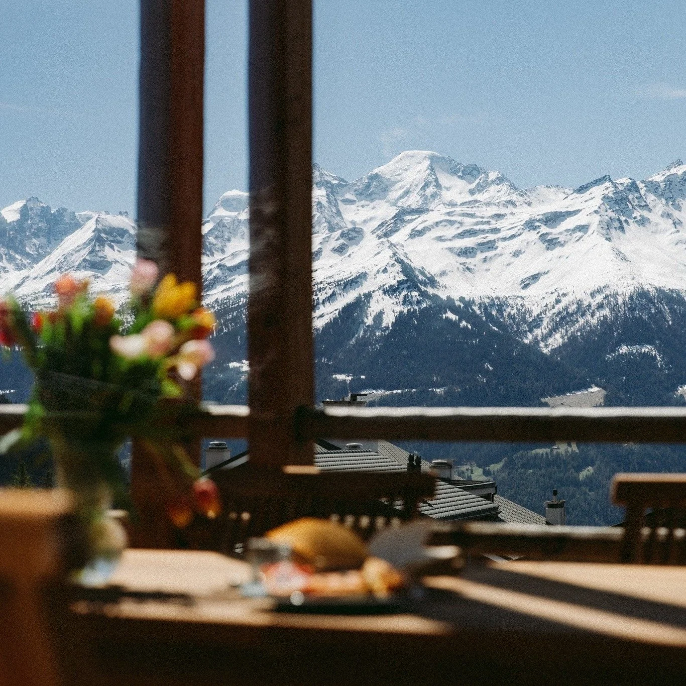 Fresh powder is on its way to the Alps this weekend ❄️✨ Cosy chalets still available for that perfect white Christmas. Swipe for chalet interiors, mountain views, and last-minute booking details. Book now and wake up to your dream Christmas. 
#Powder