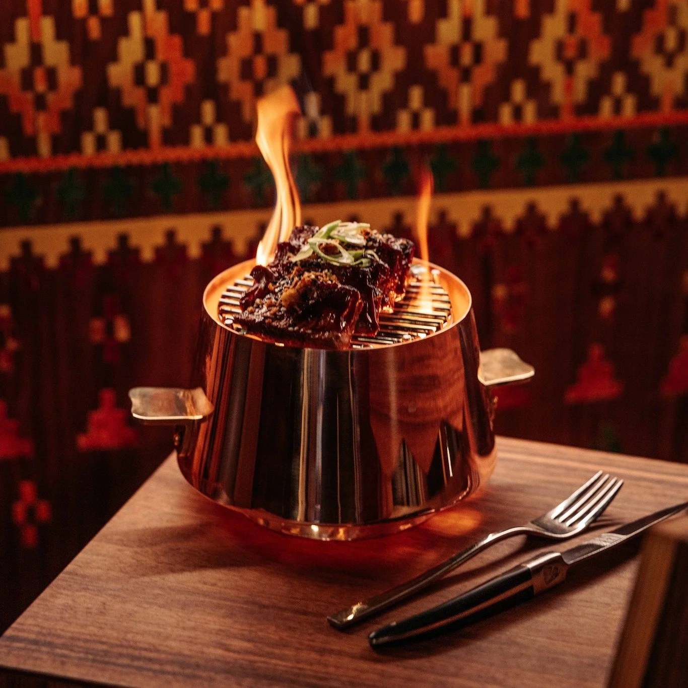 Sundays for slow plates and softer light; we linger over second helpings, shared stories, and pockets of silence that feel like comfort. Stay at the table a little longer. 🍲🕯️

#SundayRoast #CozyDinner #ComfortFood #FamilyDinner #ChaletLife #Powder