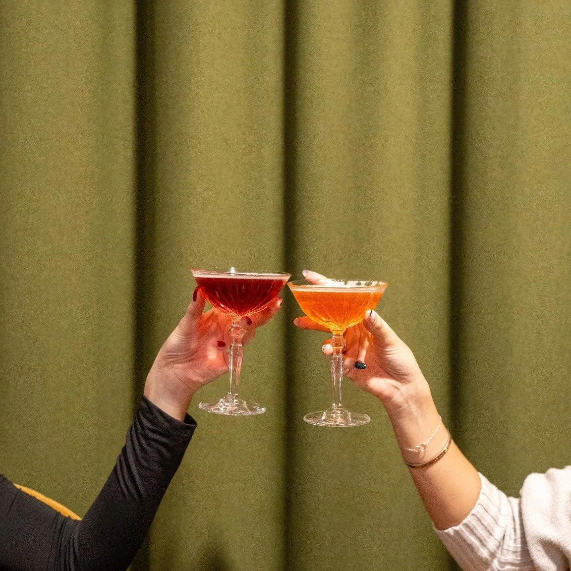 Weekend mood: cocktails for the curious, hot chocolate for the committed. Choose your side. 🍸☕️ #Cheerstotheweekend #apr&egrave;s  #apr&egrave;ski  #CocktailHour #HotChocolate #ChaletLife #CozyNights #PowderPines #Drinkstagram #WeekendToast