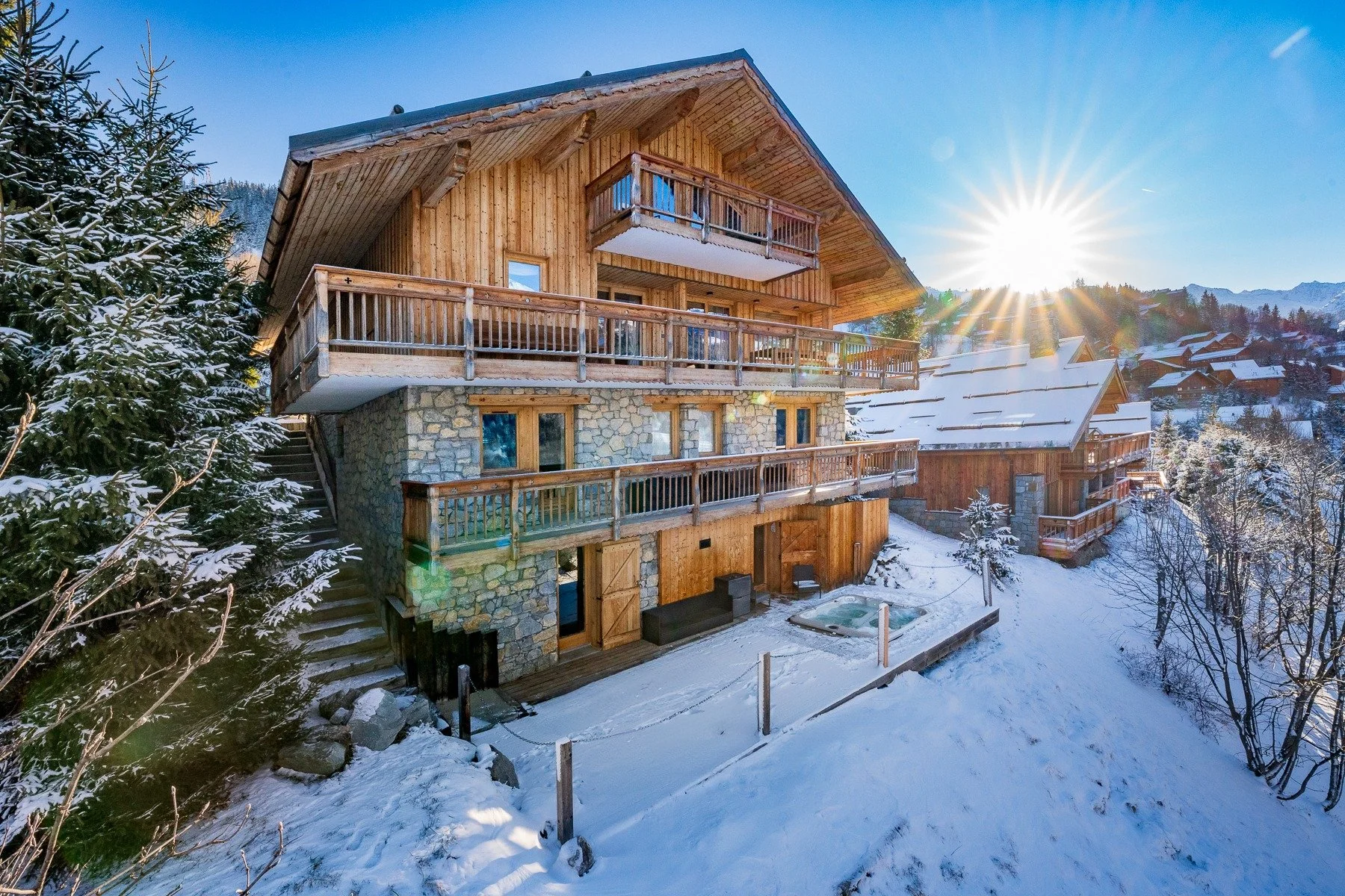 The kind of Christmas memories that last forever

Snowflakes outside the window ❄️

Hot chocolate after a day on the slopes ☕

Family dinners filled with laughter ❤️

A cosy chalet to call home 🏔

Spend Christmas Week at La Chouette and enjoy the ma