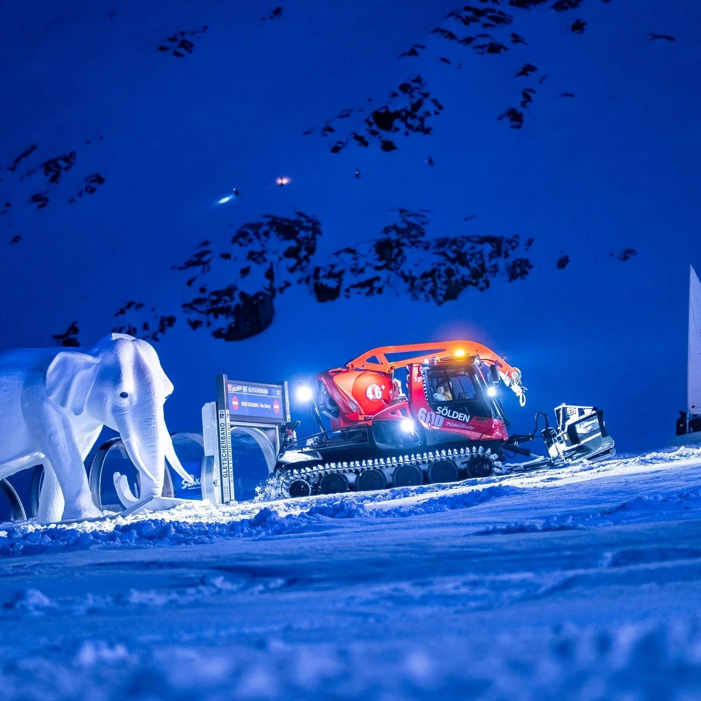 Fresh snow + piste bashers = perfection. The slopes are ready for you! 🏔✨ Tag your ski buddy and start planning your trip!
.
.
.
Photo credits to: Sylvain Aymoz, Anna Katharina &amp; TVB Paznaun
#PowderPinesTravel #Winter #ski #alps #freshsnow #powd