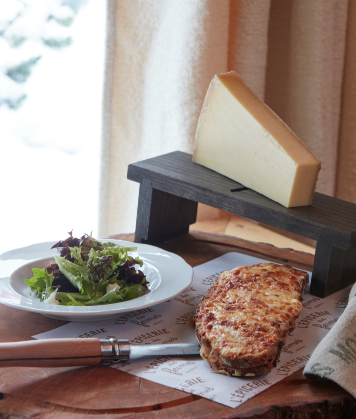 Croque monsieur in the L'Epicerie des fermes restaurant with fresh salad.