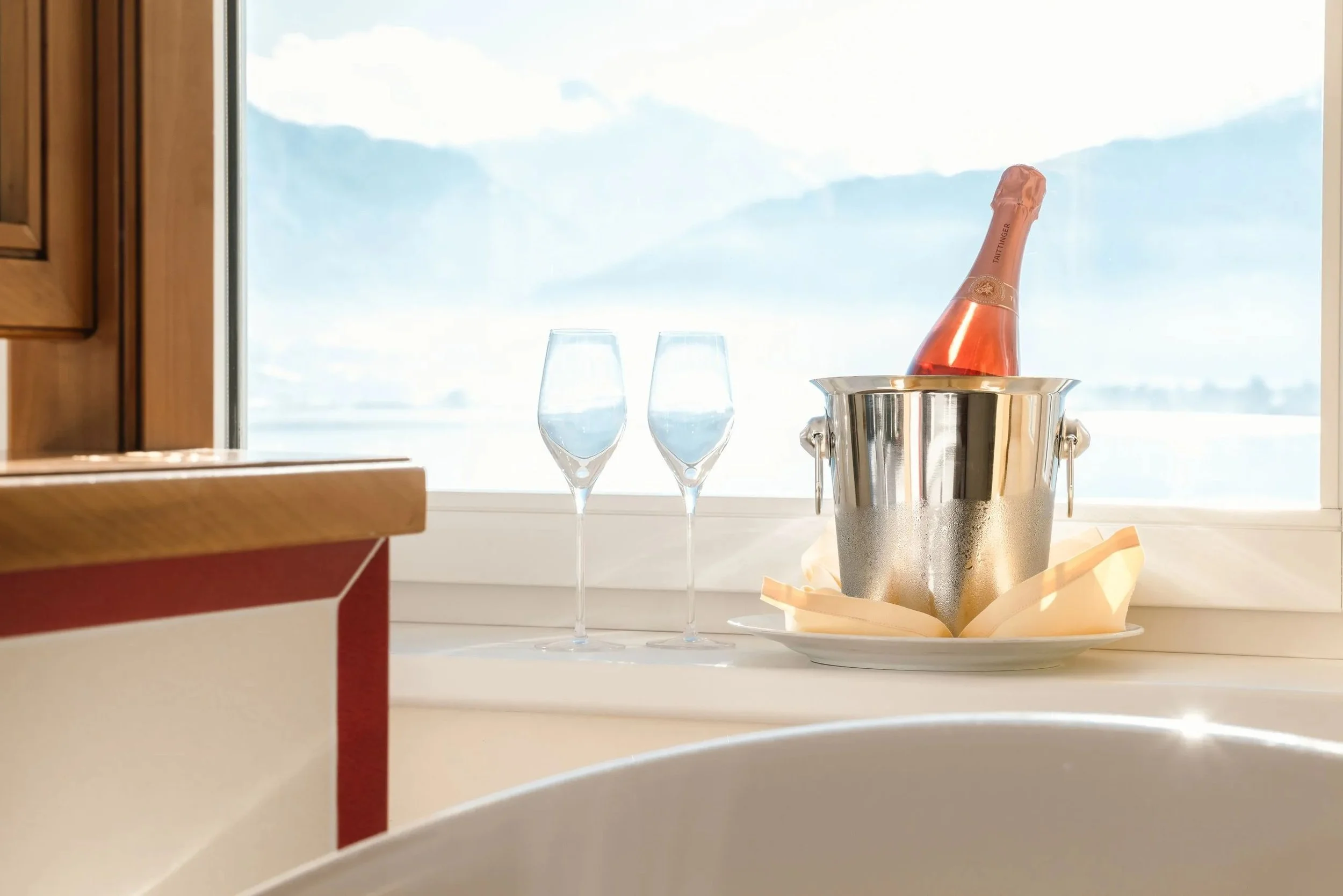 imgi_276_grand-hotel-champagne-glasses-lake-view-room-0145.jpg