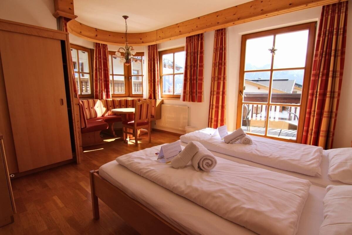 imgi_97_23__ScaleWidthWzEyMDBd.-Catered-chalet-Elfriede-Fiss-Vierpersoonsappartement-inclusief-balkon-Zimmer-18.jpg