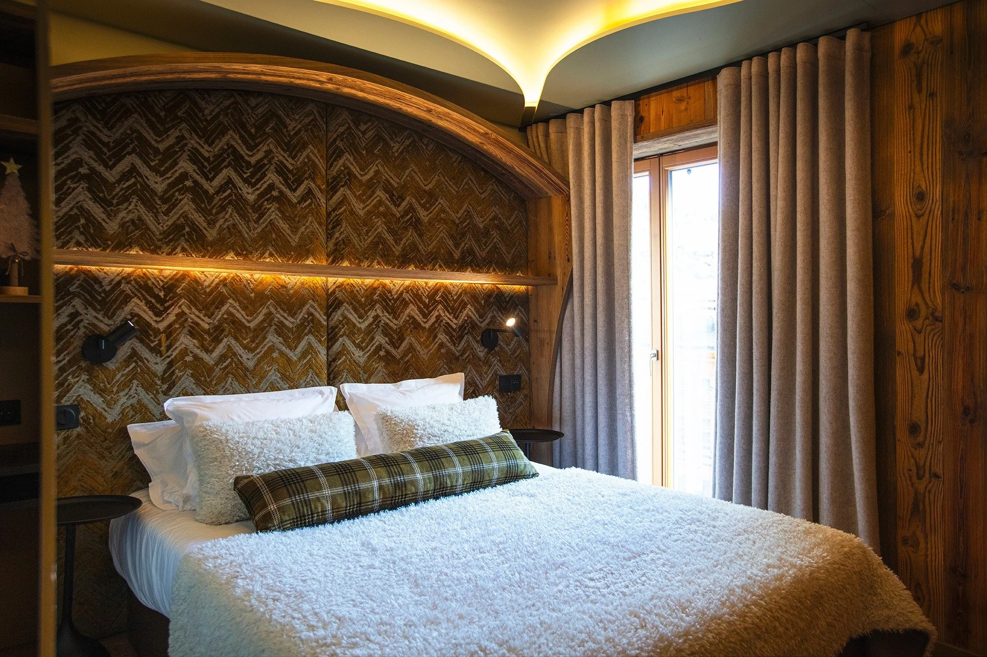 imgi_42_beauregard-chambre-double-superieure-lit-10-bd_matthieu-cellard.jpg