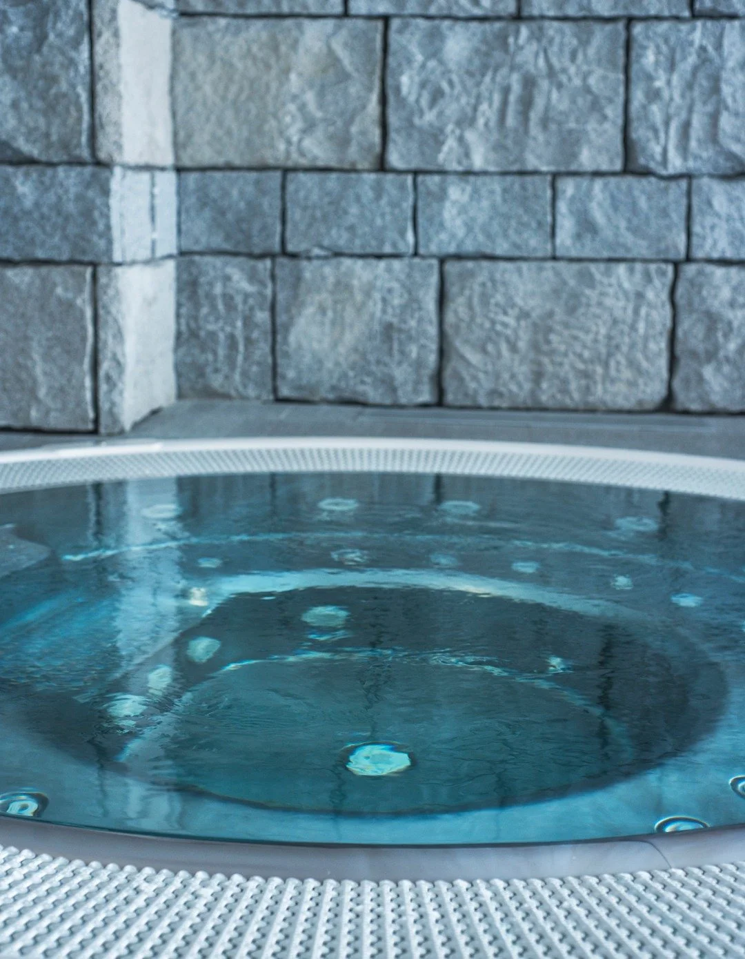 imgi_81_5fac4fd4860ce86dd5c62d89_altapura-spa-val-thorens-jacuzzi.jpg