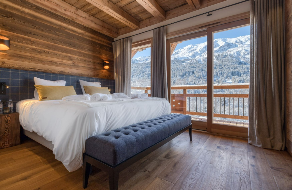 Light airy double room with beautiful mountain views. Huge terrace with panoramic mountain views. Pine interiors, blue bed head and plenty of space for twin or double.