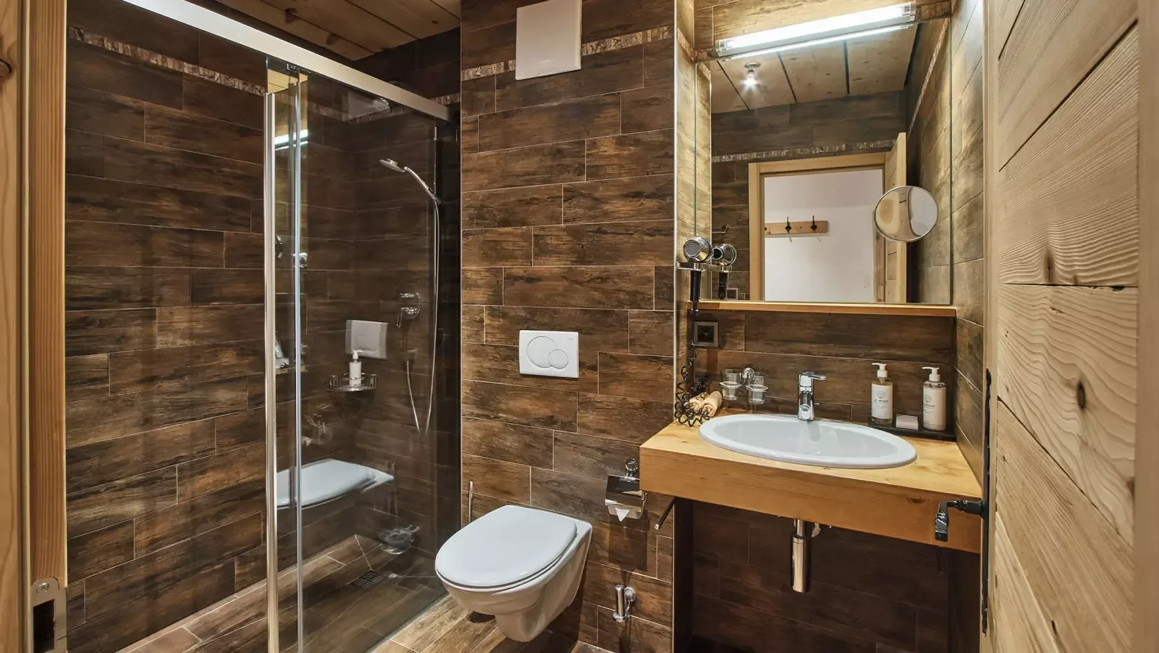 imgi_58_village-view-room-slide05-1680x947-crop-q75.webp