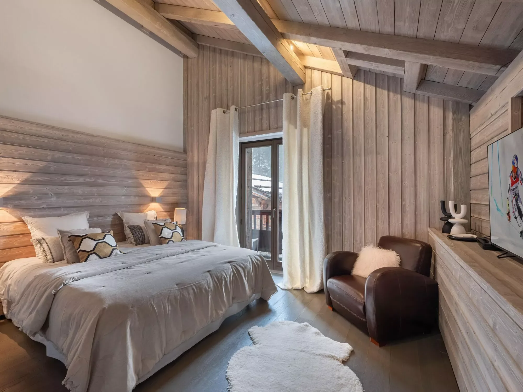 Plush double bedroom with warm alpine décor throughout. Lovely spacious high ceilings providing a warm and welcoming atmosphere