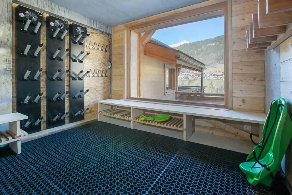 imgi_21_chalet-zormine-morzine-boot-room-chalet-1024x683.jpg